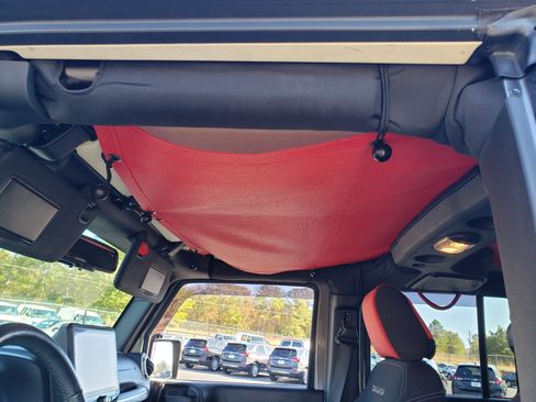 Used 2016 Jeep Wrangler Unlimited Sahara image 32