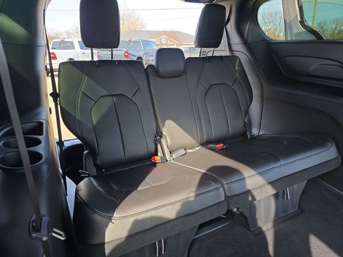 New 2026 Chrysler Pacifica Select image 12