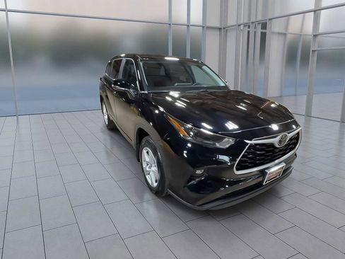 Used 2023 Toyota Highlander LE AWD/4WD image 2