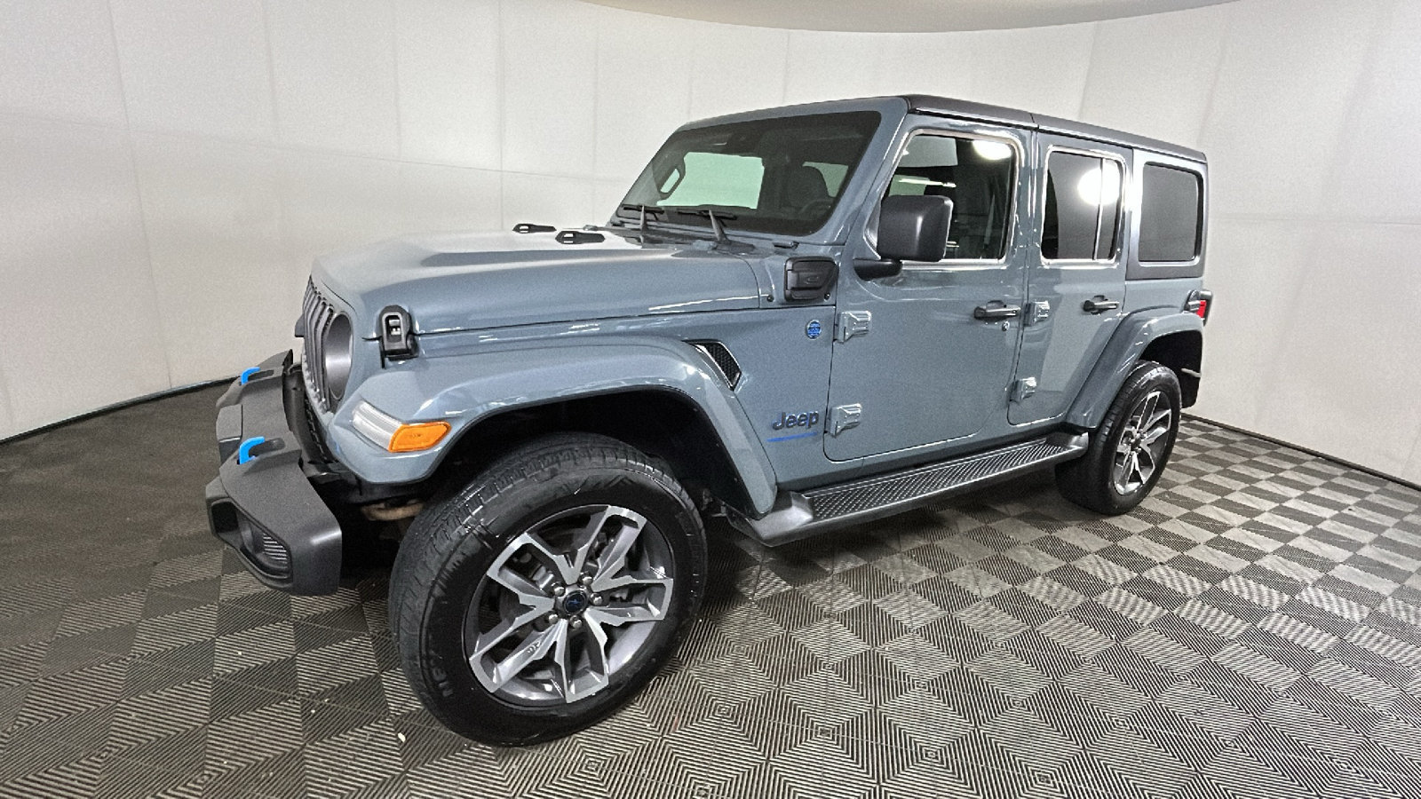 Used 2024 Jeep Wrangler Unlimited w/ Convenience Group AWD/4WD image 8