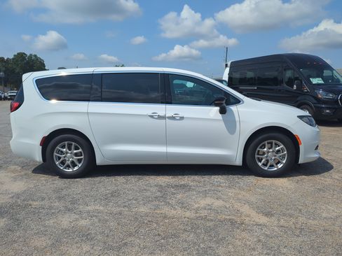 New 2027 Chrysler Pacifica LX FWD image 2