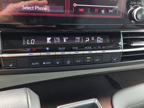 Certified 2021 Toyota Sienna XLE FWD image 22