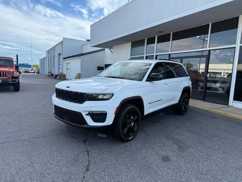 Used 2023 Jeep Grand Cherokee Limited w/ Black Appearance Package AWD/4WD image 7