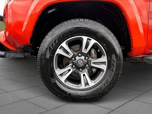 Used 2018 Toyota Tacoma TRD Sport image 10
