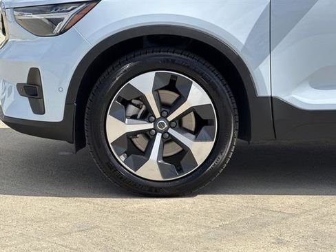 Certified 2025 Volvo XC40 B5 Plus AWD/4WD image 30