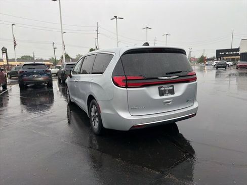 Used 2023 Chrysler Pacifica Touring-L FWD image 12