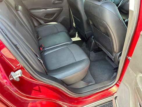 Used 2020 Chevrolet Trax LT w/ LT Convenience Package FWD image 21