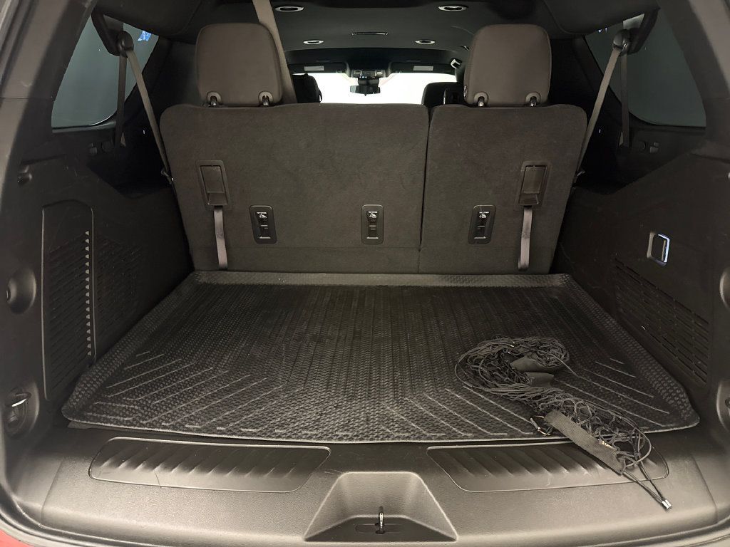 Used 2025 Chevrolet Suburban LS RWD image 11