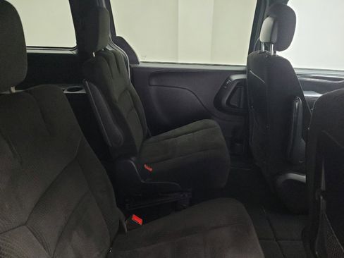 Used 2016 Dodge Grand Caravan SE FWD image 19