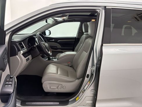 Used 2019 Toyota Highlander Limited Platinum FWD image 5