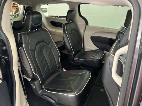 Used 2023 Chrysler Pacifica Limited FWD image 23