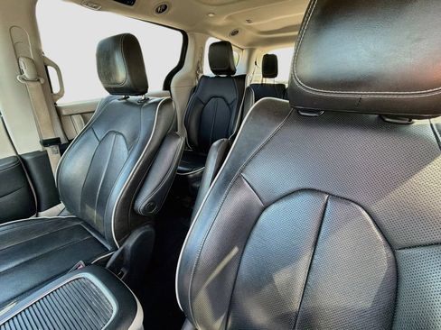 Used 2023 Chrysler Pacifica Limited FWD image 10