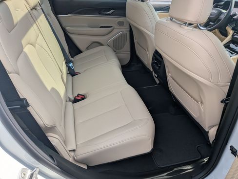 New 2026 Jeep Grand Cherokee Limited w/ Luxury Tech Group II RWD image 34