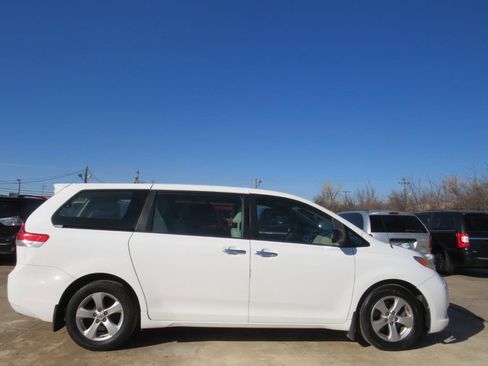 Used 2014 Toyota Sienna L FWD image 4