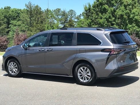 Used 2024 Toyota Sienna XLE w/ XLE Plus Package FWD image 3