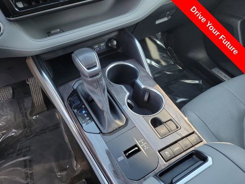 Used 2022 Toyota Highlander Limited FWD image 18