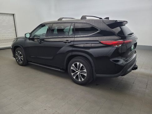 Used 2022 Toyota Highlander XLE AWD/4WD image 3