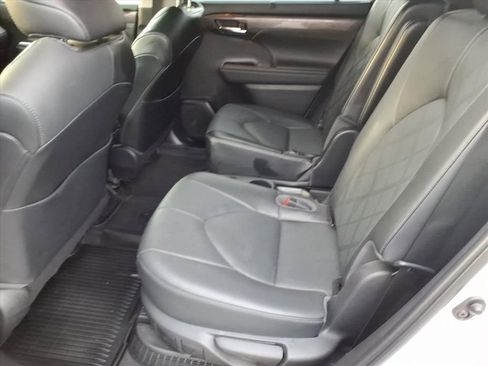 Used 2023 Toyota Highlander Platinum image 7