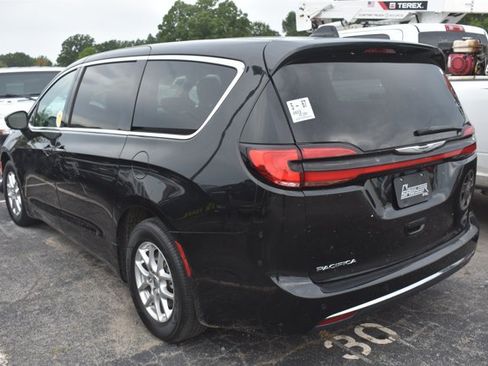 Used 2023 Chrysler Pacifica Touring-L FWD image 6