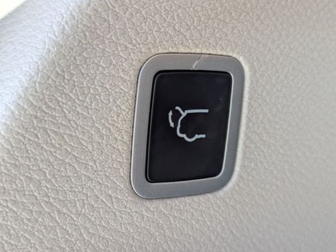 Used 2023 Chrysler Pacifica Touring-L image 14