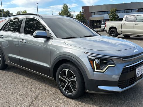 Used 2023 Kia Niro EX FWD image 3