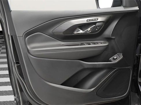 Used 2024 GMC Terrain SLT image 22