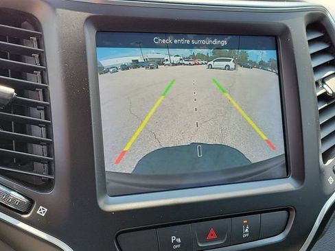 Used 2021 Jeep Cherokee Latitude Lux w/ Comfort/Convenience Group AWD/4WD image 15