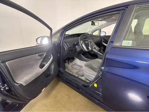 Used 2014 Toyota Prius Three image 2