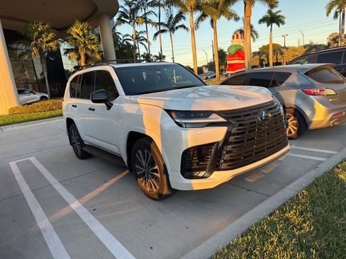 Used 2022 Lexus LX 600 4WD w/ Premium Package image 4