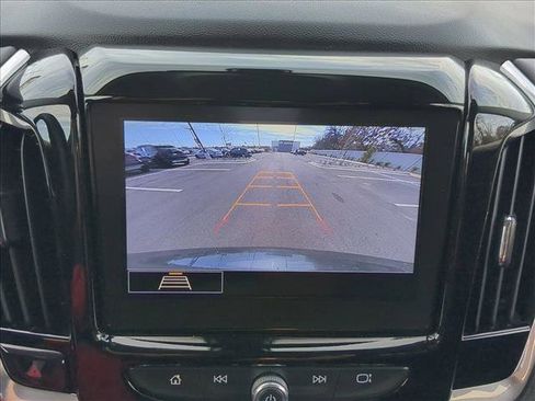 Used 2021 Chevrolet Traverse LT image 13