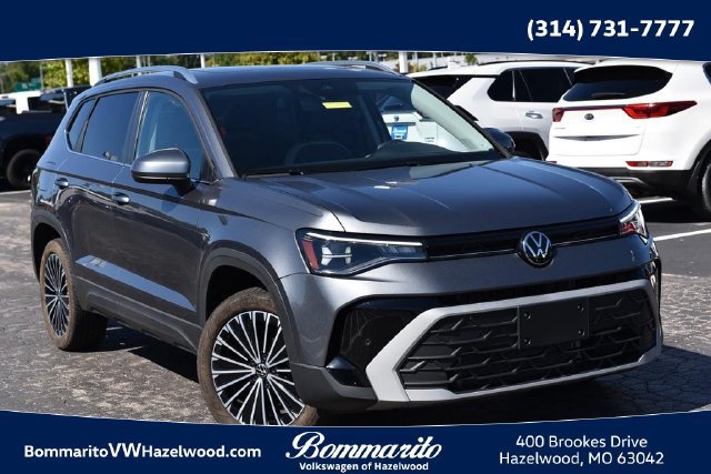 Used 2025 Volkswagen Taos SE w/ Panoramic Sunroof Package FWD image 1