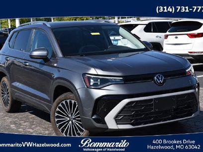 Used 2025 Volkswagen Taos SE w/ Panoramic Sunroof Package