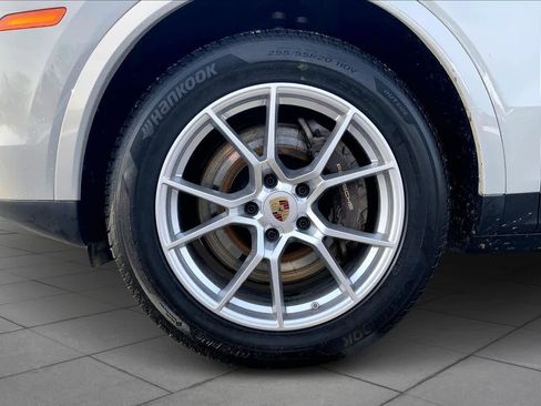 Used 2022 Porsche Cayenne Platinum Edition image 10