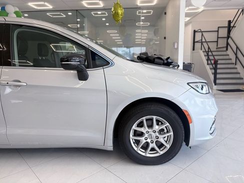 Used 2024 Chrysler Pacifica Touring-L FWD image 9