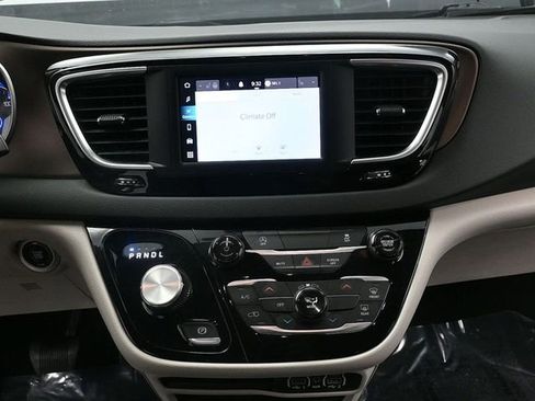 Used 2023 Chrysler Voyager LX image 19