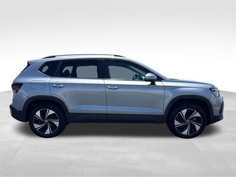 Used 2025 Volkswagen Taos SE AWD/4WD image 16