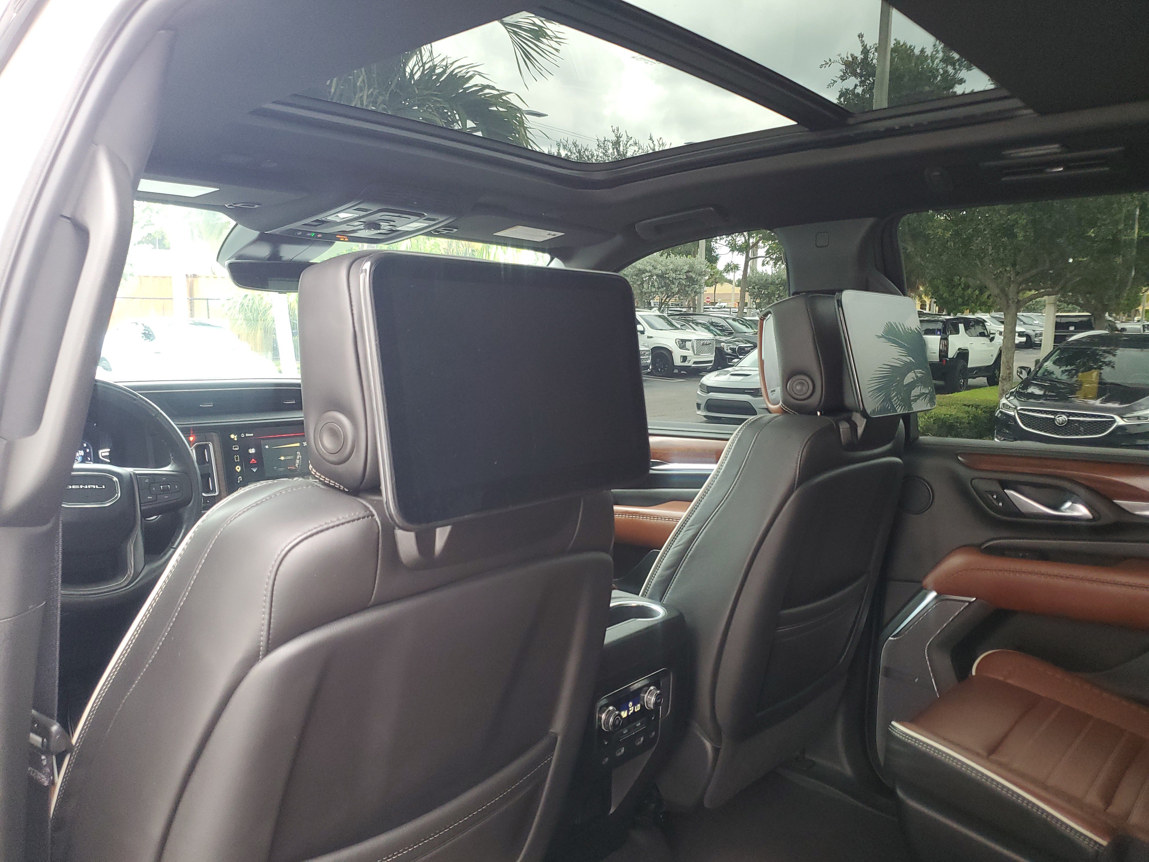 Used 2024 GMC Yukon Denali Ultimate AWD/4WD image 12