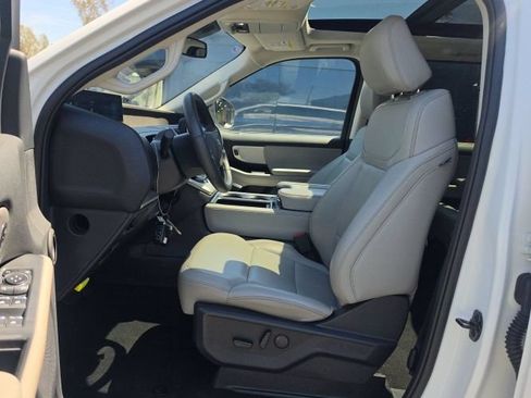 Used 2025 Ford Expedition Active RWD image 5