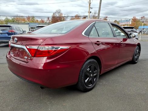 Used 2015 Toyota Camry LE image 4