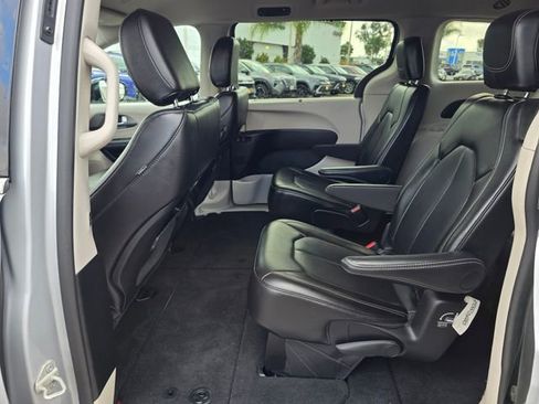 Used 2024 Chrysler Pacifica Touring-L FWD image 19