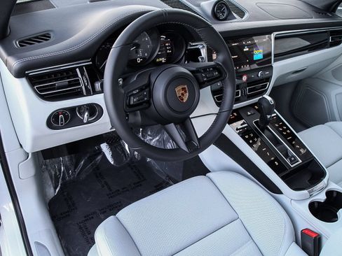 Certified 2023 Porsche Macan Turbo AWD/4WD image 4