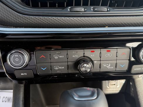 Used 2025 Jeep Compass Trailhawk AWD/4WD image 22