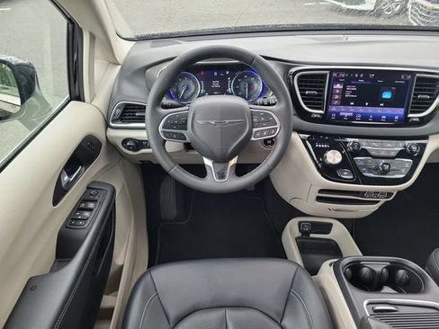 Used 2024 Chrysler Pacifica Touring-L FWD image 12
