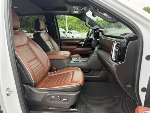 Used 2024 GMC Sierra 3500 Denali Ultimate AWD/4WD image 9