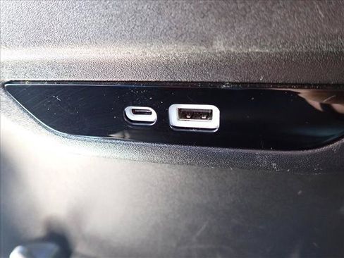 Used 2024 Chrysler Pacifica Touring-L FWD image 11