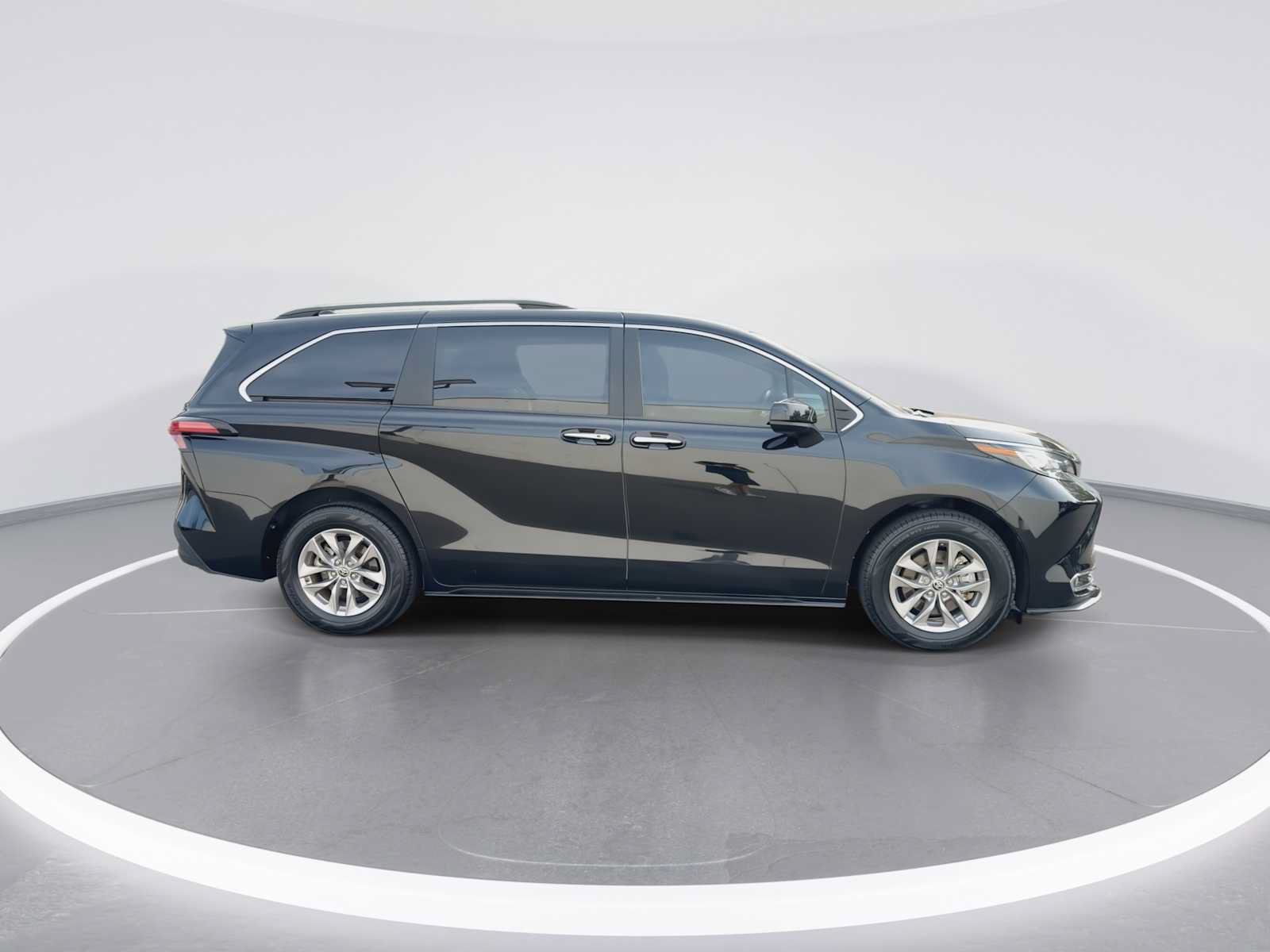 Certified 2022 Toyota Sienna XLE w/ XLE Plus Package FWD image 9
