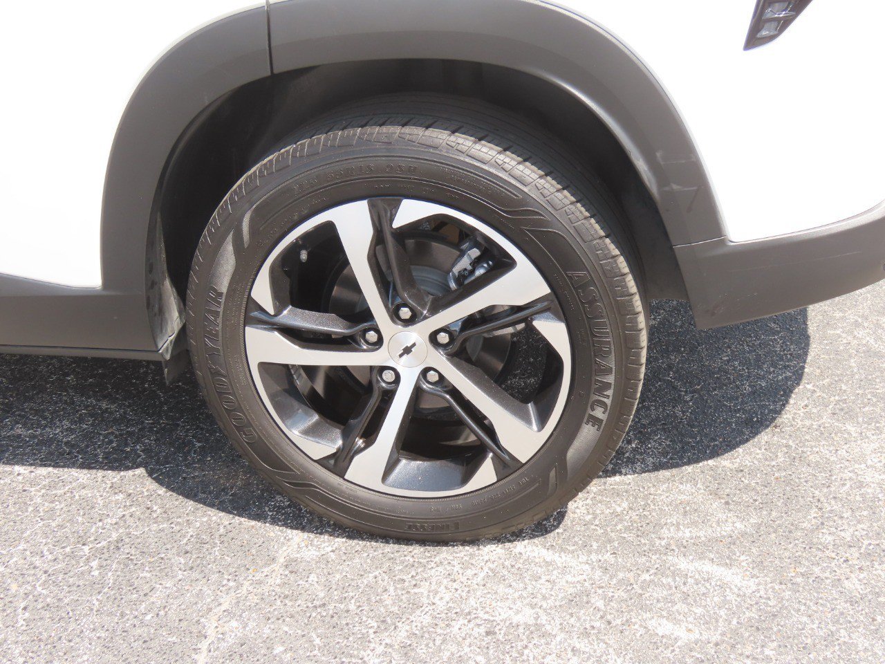 Used 2025 Chevrolet Trax RS w/ Sunroof Package FWD image 17