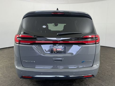 Used 2025 Chrysler Pacifica Select FWD image 6