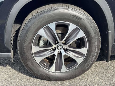 Used 2023 Toyota Highlander XLE image 7