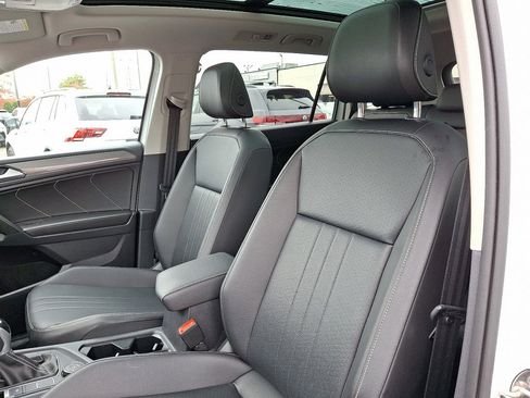 Used 2022 Volkswagen Tiguan SE w/ Panoramic Sunroof Package image 23